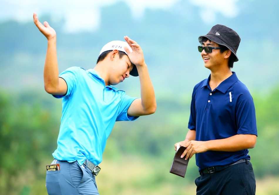 一阵疾风吹过，窦泽成的帽子被风吹走，他正转头望向帽子飞走的方向