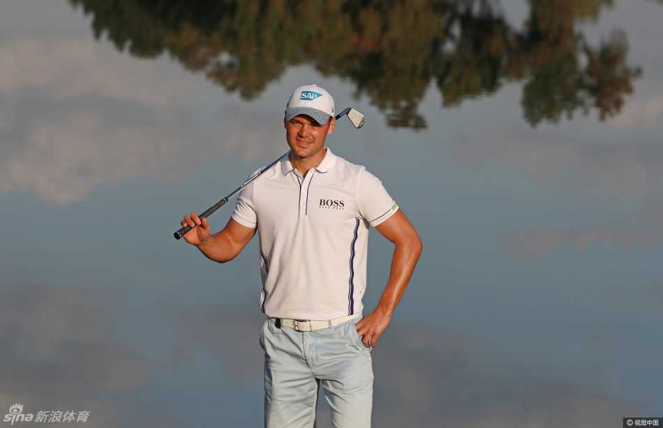 丹尼·威利特在机场被热情的球迷簇拥，耐心地俯身为粉丝签名，大师赛冠军奖杯的光辉仿佛仍萦绕周身。