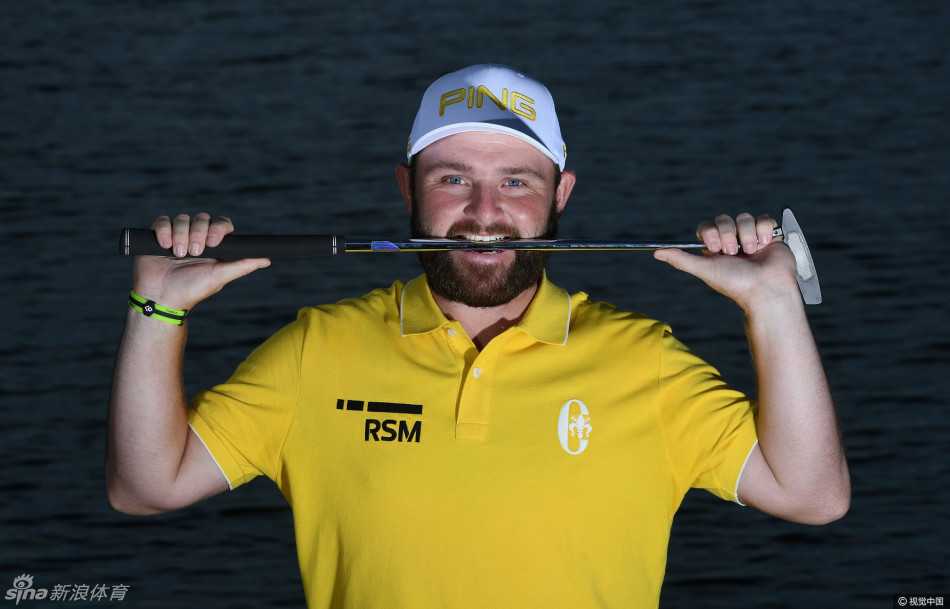 布兰登·格雷斯高举冠军奖杯，笑容肆意绽放，背后是卡塔尔沙漠日落勾勒出的金色轮廓，胜利的喜悦感染了现场每一个人。