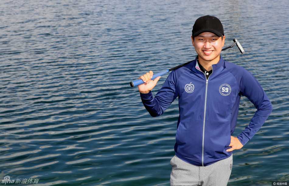 一位高尔夫球手在宛如仙境的群山环抱中潇洒挥杆，球杆划破天际，小球飞向云端，构成人与自然和谐共处的壮美画卷。