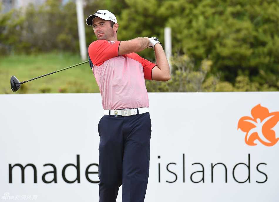 威尔士球手里斯·戴维斯在果岭边观察线，思考着推杆的力度与转折。