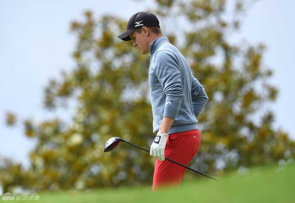 荷兰选手达恩·辉星在练习场精研挥杆动作，专注于每一次击球的角度与轨迹。