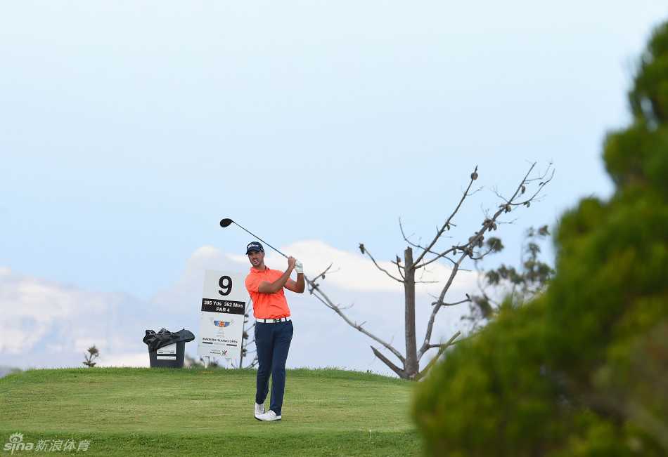 前冠军里卡多·桑多斯开球瞬间，身体充分扭转，力量积蓄待发。