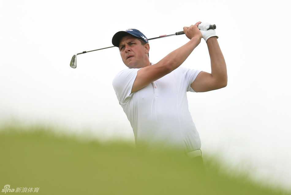 威尔士选手斯图尔特·曼利沐浴在金色夕阳下完成收杆，动作流畅而稳定。