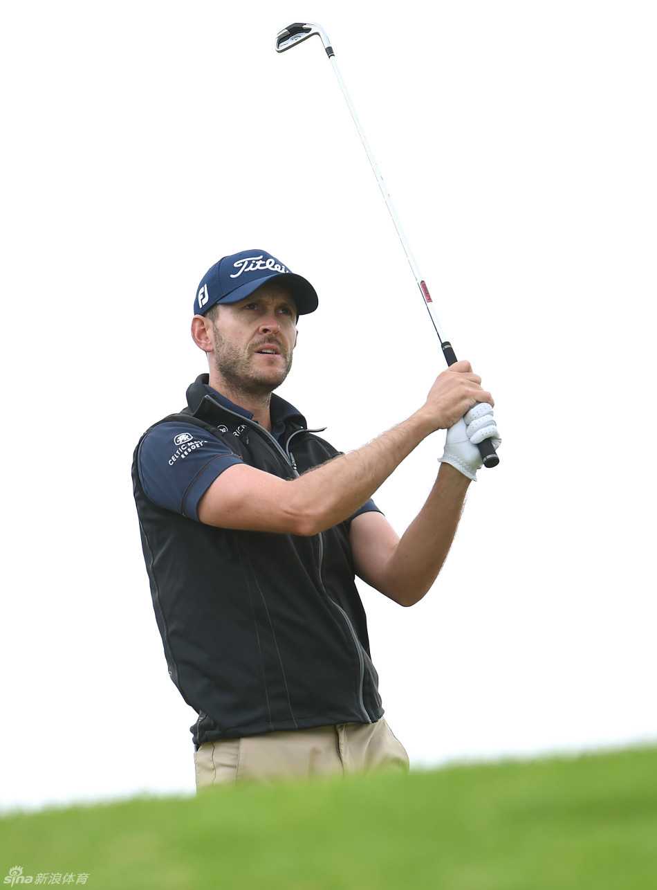 西班牙选手纳查·艾维拉在比赛中途，露出充满活力的笑容，展现了高尔夫运动的竞技乐趣。