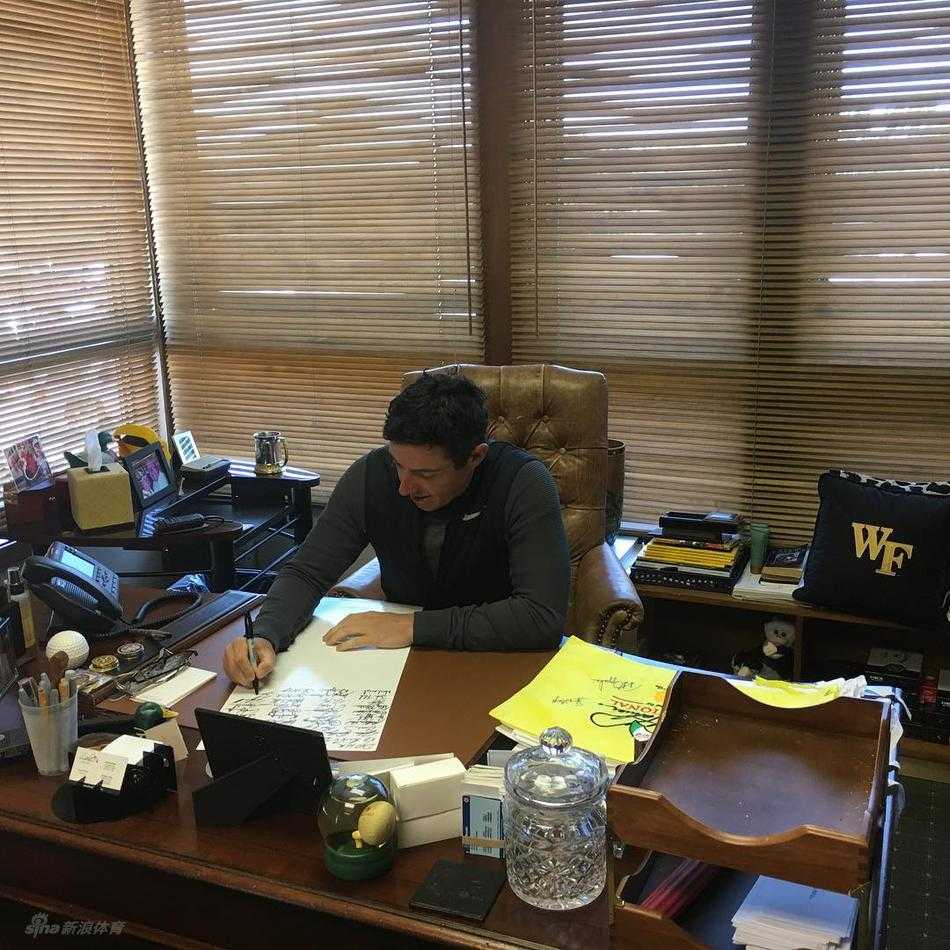 保拉·克里默对着镜头做出俏皮搞怪的可爱表情，瞬间打破赛场紧张感，尽显“粉红豹”的亲和魅力。