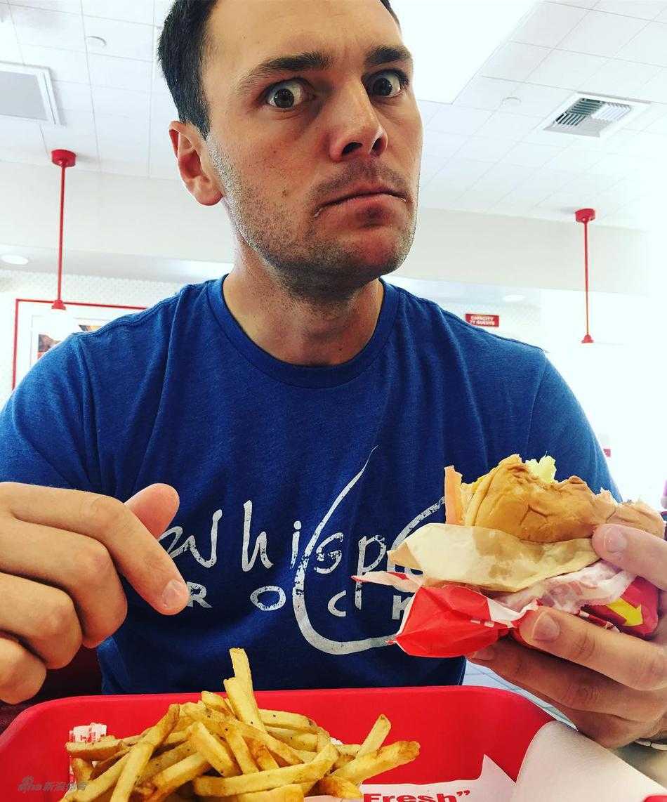 田仁智向观众展示其可爱的特制杆头套，笑容灿烂，展现了球星在激烈竞赛中轻松有趣的一面。