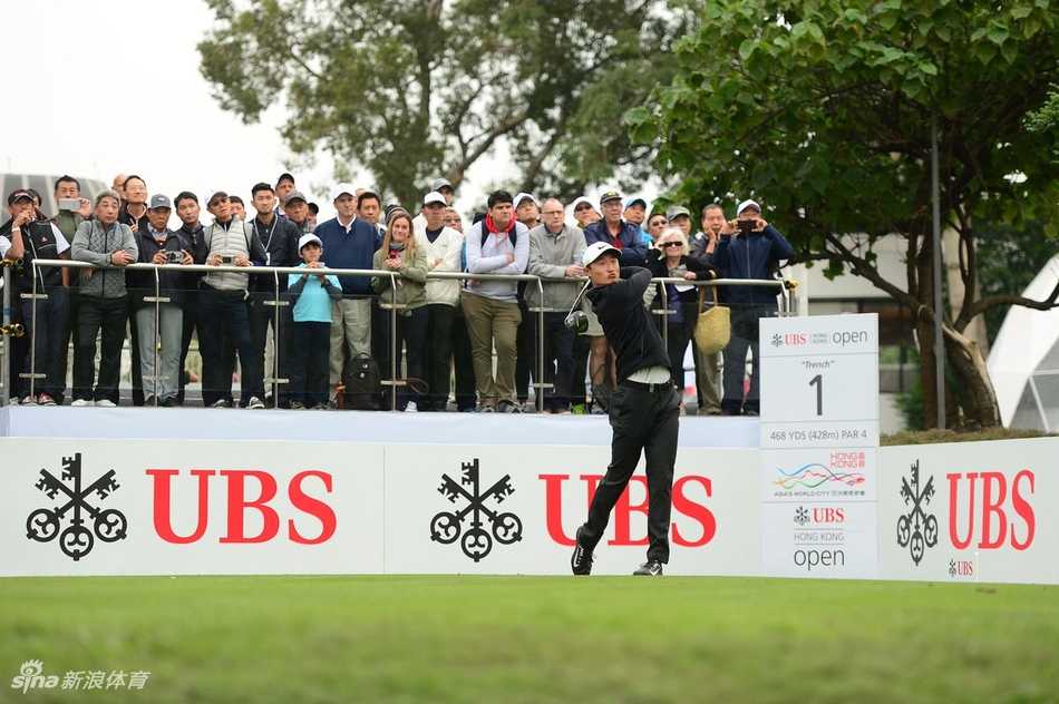 西班牙名将加西亚站在果岭边，手搭凉棚，聚精会神地观察小白球的推击线路，表情专注。