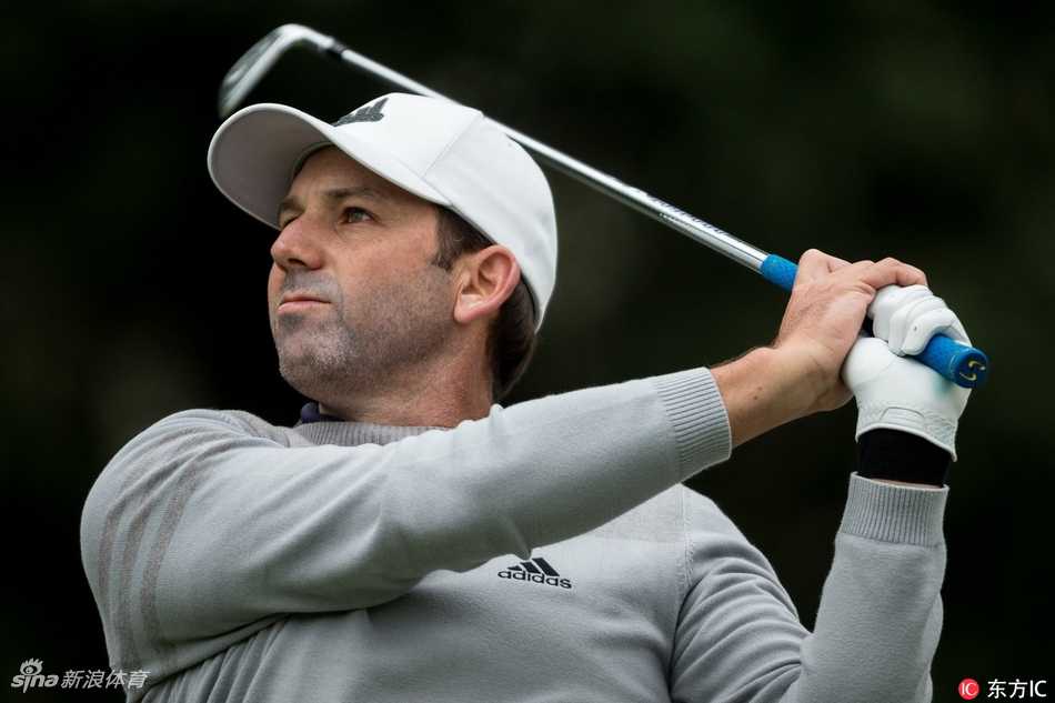 贾斯汀·罗斯在开球台上优雅挥杆，身体旋转充分，球杆与天空构成一道完美弧线，尽显大师风范。