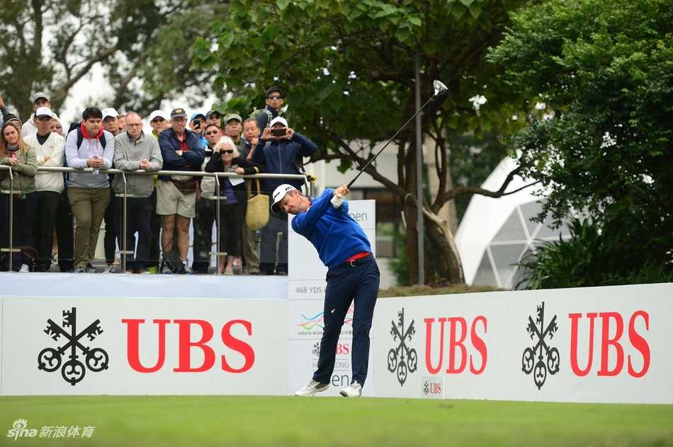 西蒙尼斯气场十足地走在绿茵之上，标志性的卷发和自信的步伐，散发着独特的个人魅力与王者气质。