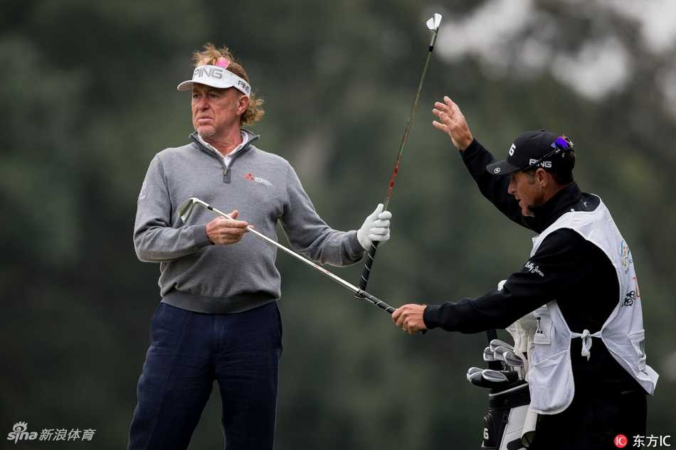 加西亚在开球后，手提球杆凝视球的飞行轨迹，眼神中充满了对击球效果的期待与审视。