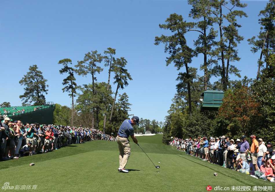 11岁的小球迷手拿杰克·尼克劳斯的签名帽，站在果岭旁，阳光照亮了他充满崇拜与骄傲的笑容。