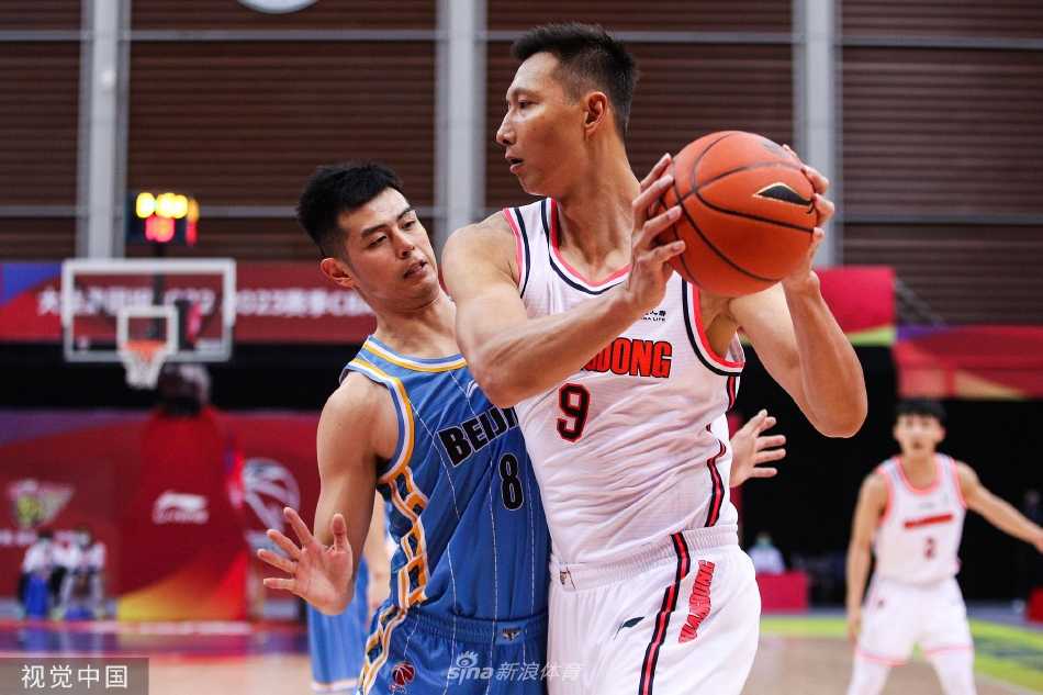 广东外援马尚·布鲁克斯面对北京首钢的防守，闲庭信步般运球过半场，眼神中透露着杀手的冷静。