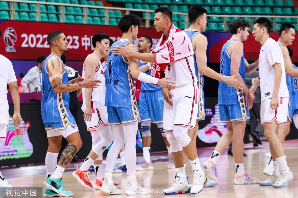 胡明轩在突破中与北京外援发生激烈身体对抗，他紧紧护住篮球，表情坚毅，即便摔倒也要奋力博得犯规。