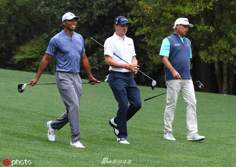 伍兹在发球台上完成一次干净利落的开球，身体扭转充满力量，小白球在空中划出优美弧线