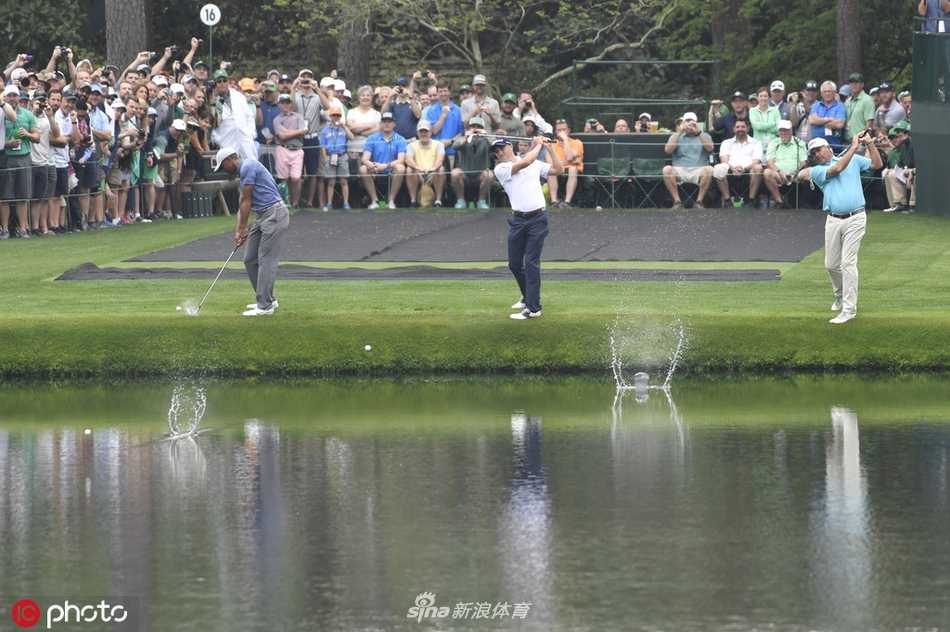 老虎伍兹走向下一个发球台，身旁跟随着大批忠实粉丝，形成一道移动的人潮