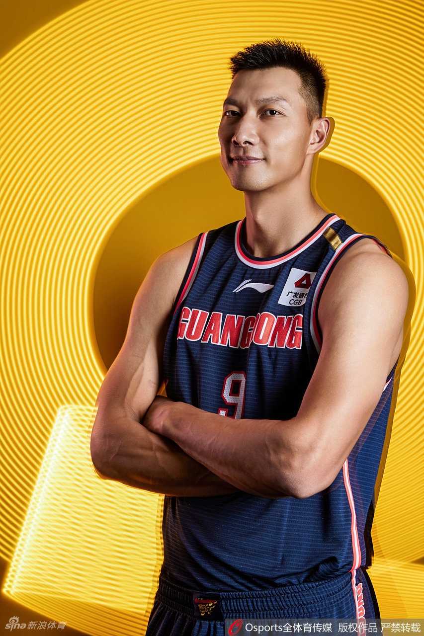 内线巨塔徐昕背起身高近两米的队友赵锦洋，同时单手托举篮筐，犹如巨人一般稳如泰山，而灵巧的徐杰则飞跃半空试图完成惊天一扣，画面充满创意与喜感。