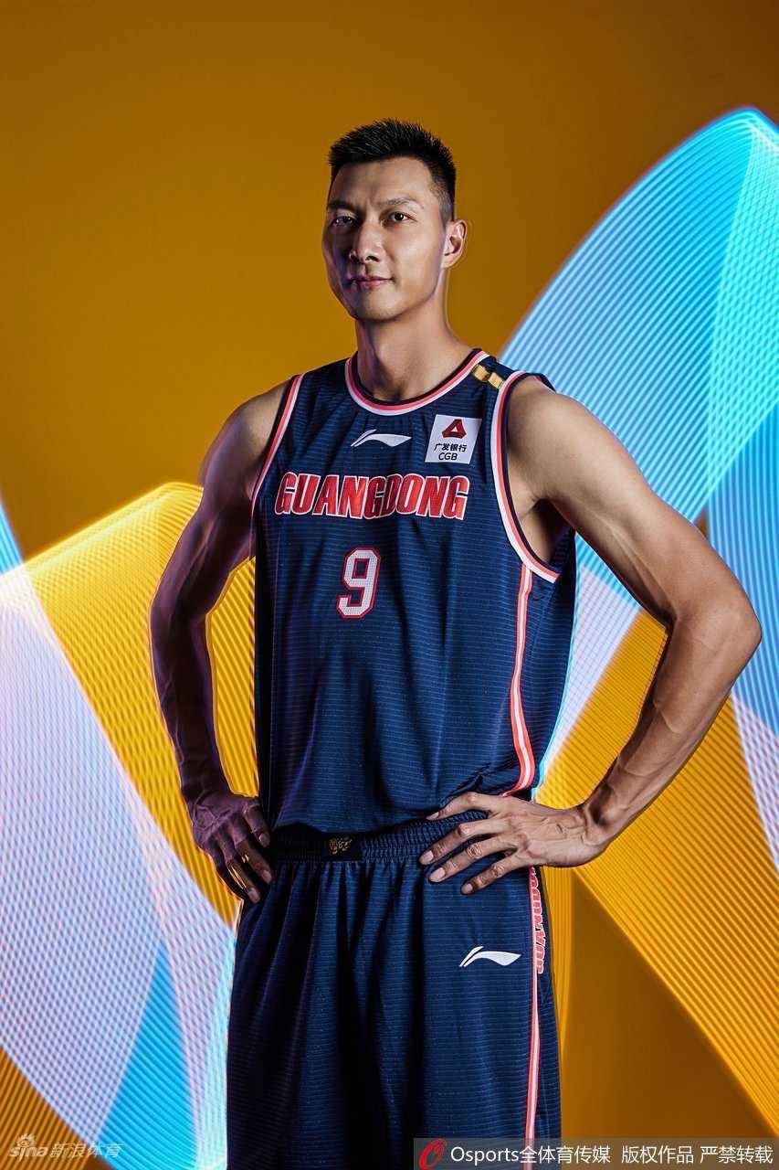 胡明轩与赵睿并肩而立，一白一黑形成鲜明对比，小胡手持“颜值担当”折扇笑容清澈，赵睿则举着“全村人的希望”搞怪抢镜，画面充满了兄弟间的默契与欢乐。