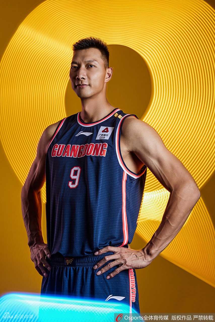 赵睿怀抱篮球展露灿烂笑容，眼神中流露出对胜利的渴望和对篮球纯粹的爱，画面感染力十足，仿佛下一秒就要踏上赛场战斗。