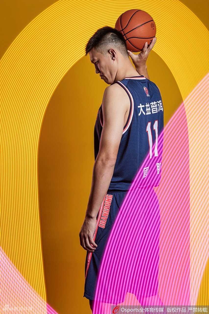 曾繁日与王薪凯上演趣味扣篮互动，阿日双手高擎篮筐表情专注且用力，王薪凯则在一旁跃跃欲试，两人配合默契仿佛在进行一场无声的比拼。