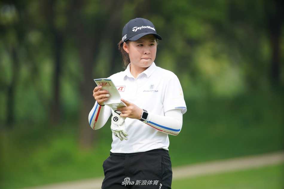 石昱莉在比赛中沉着观察球路，彰显职业球员的冷静与专业