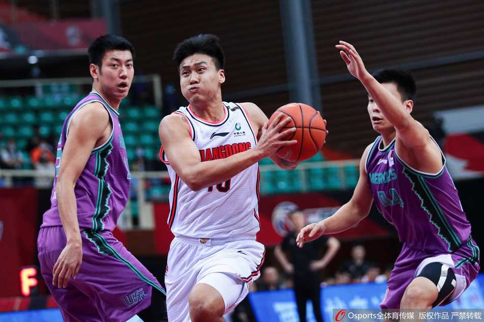 胡明轩如同一道白色闪电穿破山东防线，他高高跃起将球放入篮筐，身后是目送篮球入网的陶汉林落寞的身影