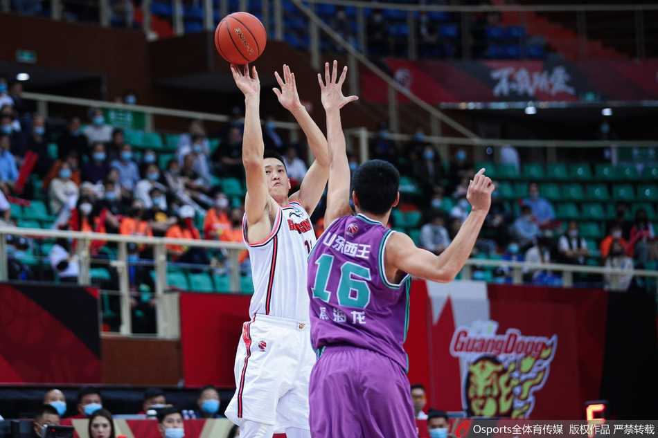 高诗岩迎着周鹏的长臂防守强行抛投，皮球越过指尖的瞬间被抓拍，这不仅是技术的较量，更是勇气的碰撞