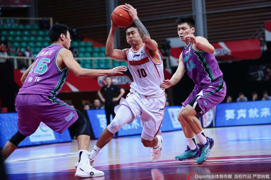 任骏飞在贾诚与高诗岩的夹缝中轻盈跃起，指尖轻轻一拨，篮球听话地改变了方向落入网窝，二飞此刻如同灵活的猫鼬