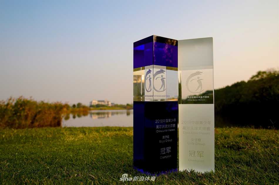 她俯身细致检查高尔夫球的位置，金色的阳光为她的专注身影勾勒出一道坚定的轮廓