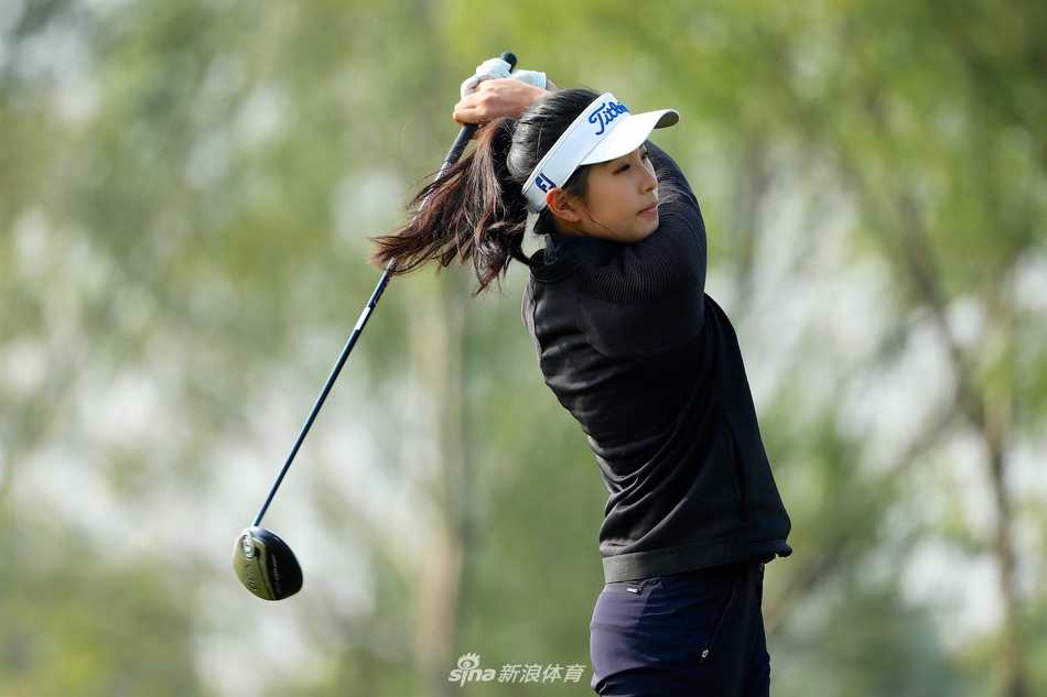 赛后杨杰铭手持球杆回望球场，眼中闪烁着对即将到来的正式比赛的思索与期待