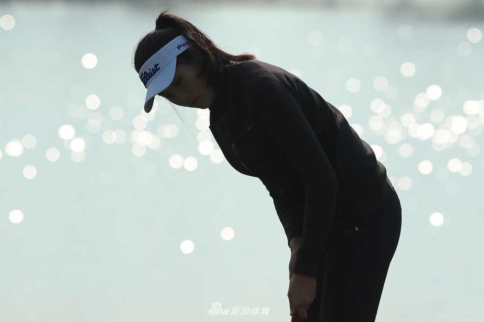 夕阳西下，她的剪影与长长的球杆投影在果岭上，构成了一幅关于坚持与梦想的动人画面