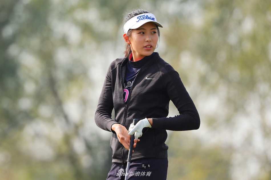 特写镜头下，杨杰铭面露微笑，眼神清澈而坚定，散发出年轻运动员特有的自信光芒