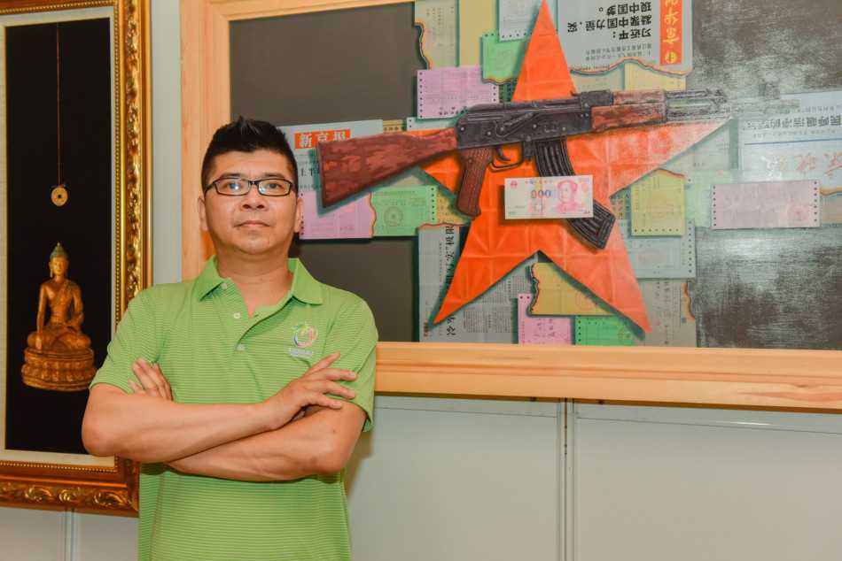 绿草如茵的球道上，球员们挥杆动作潇洒有力，阳光洒下，构成一幅活力四射的运动画卷。