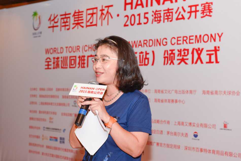 颁奖晚宴上，获奖球员高举奖杯与现场嘉宾一起举杯庆祝，气氛热烈欢腾。