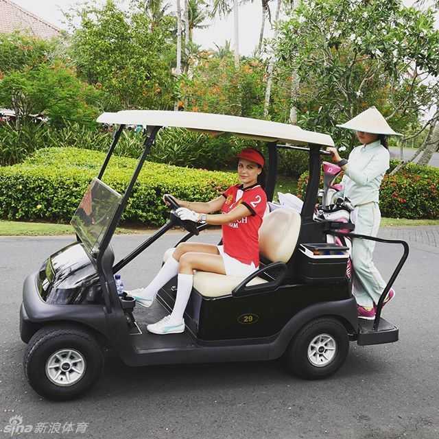 漫步于球场小径，阳光下的背影显得从容而充满期待