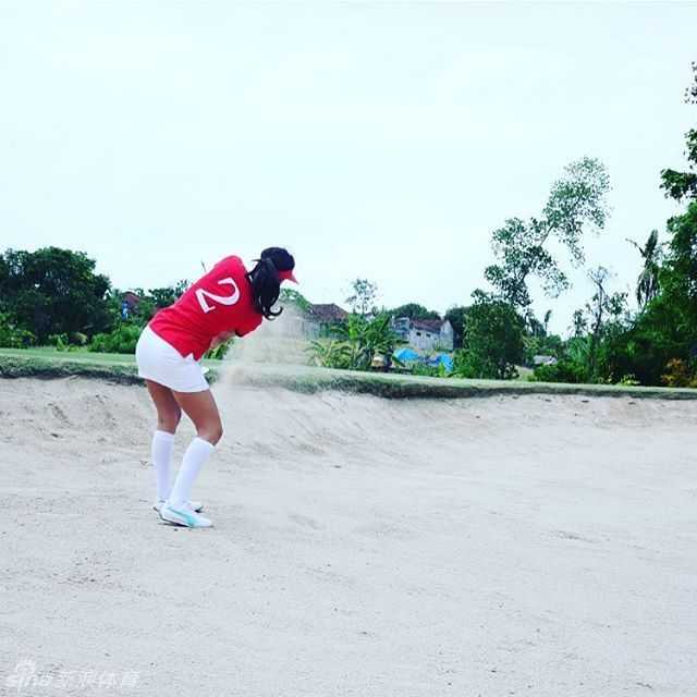 训练中俏皮吐舌瞬间，展现专业球手轻松可爱的另一面