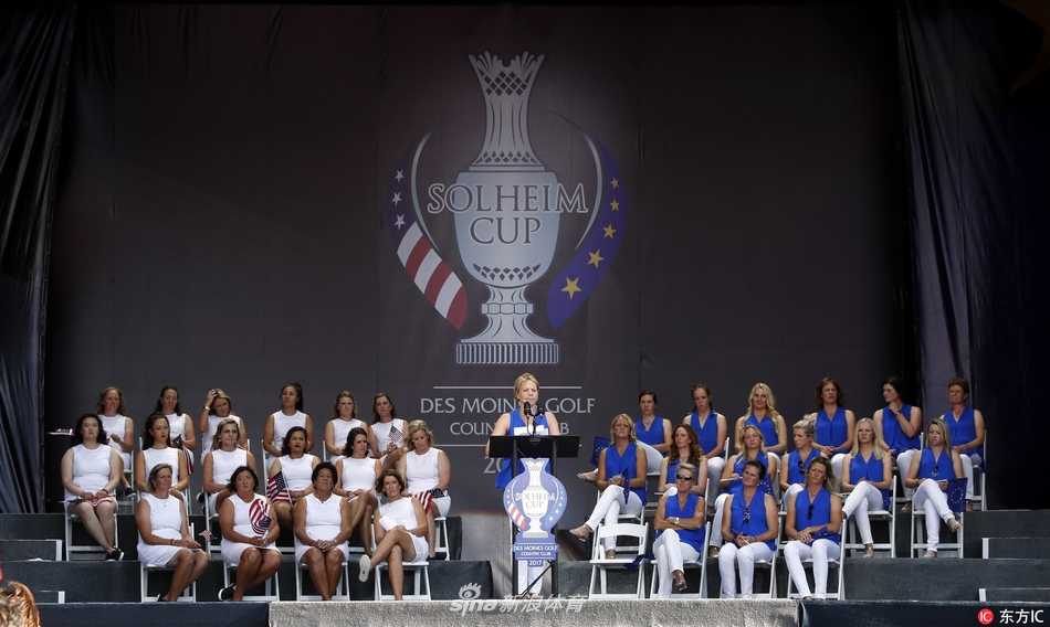 开幕式全景，舞台灯光璀璨，美国队与欧洲队齐聚台上，背景是夜幕下的德梅因高尔夫乡村俱乐部，气氛热烈而宏大。