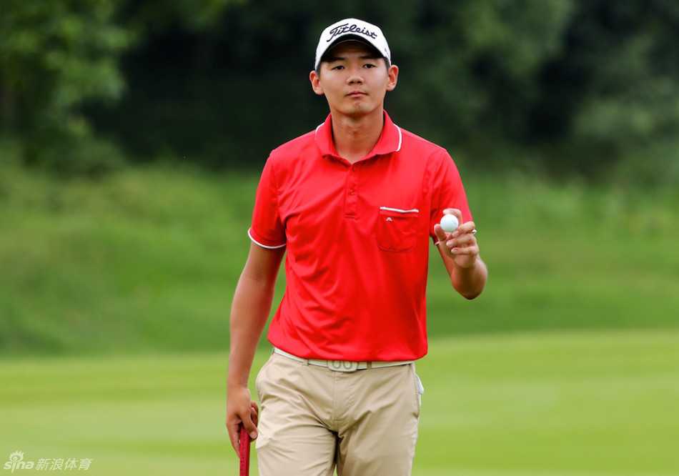 泰国高尔夫球员冈恩-沙恩卡尔的女友站在他身旁，面带温柔笑意，正轻轻用手为他整理衣领，动作间充满了默契与鼓励。