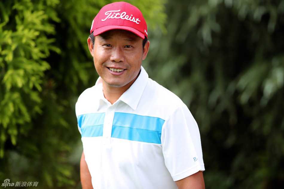 中国高尔夫球员陈定根在完成一记精彩击球后，转向镜头，脸上绽放出毫无保留的灿烂笑容，洁白的牙齿与身后的绿茵场相映成趣。