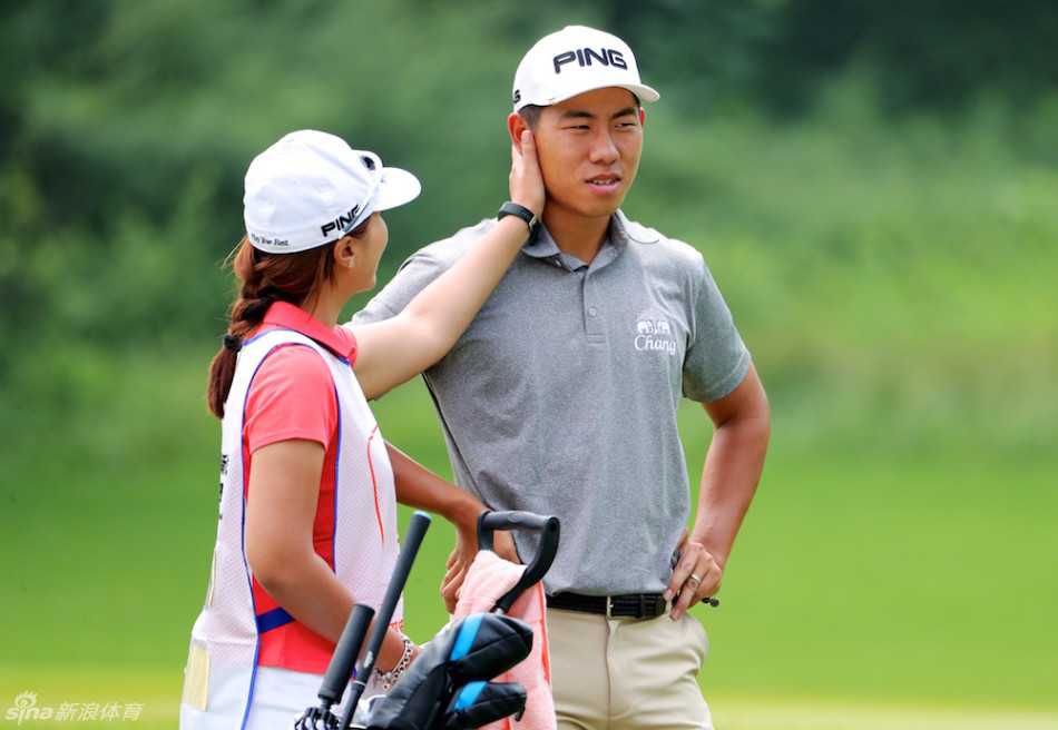 中国高尔夫球员陈子豪正摆出标准的预备击球姿势，他目光锐利地瞄准远方，全身肌肉紧绷，仿佛下一刻就要挥出雷霆一击。