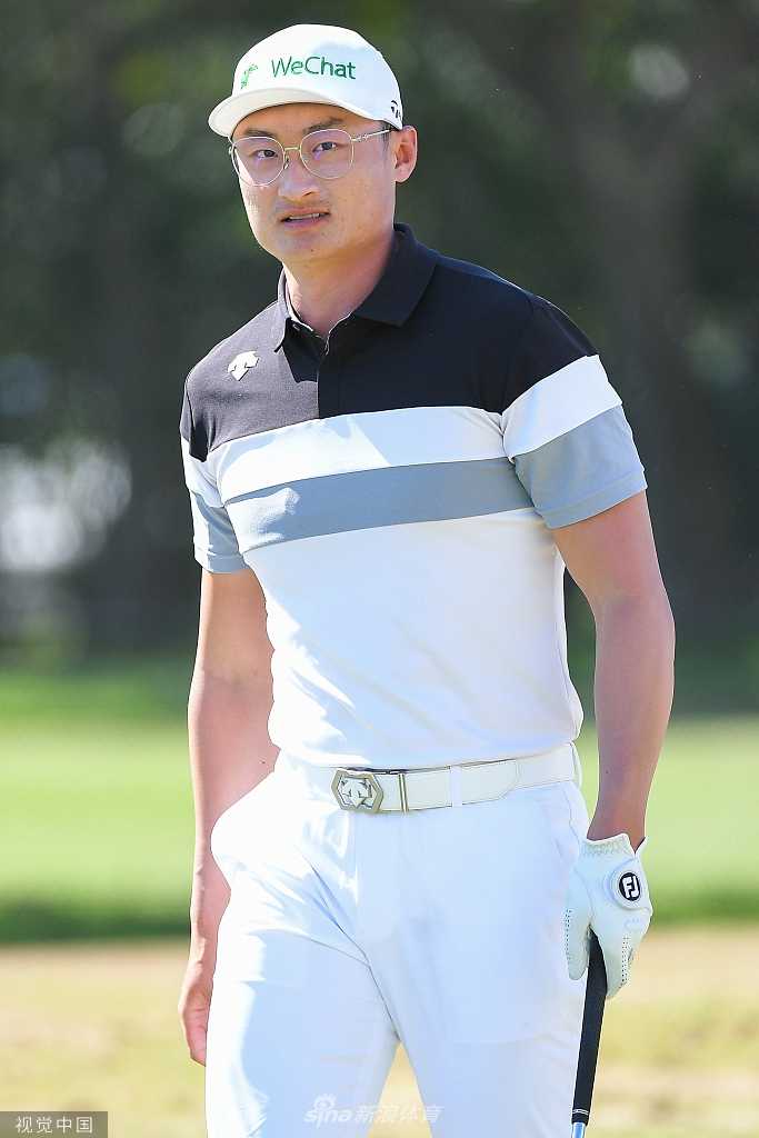 松山英树于发球台优雅挥杆，身姿挺拔动作流畅，尽显大师赛冠军风范