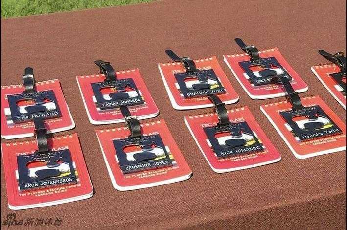 美国国足定制的高尔夫球包铭牌特写，铭牌上刻着球队标志与字样，静静躺在草坪上，象征着一次难忘的跨界之旅。