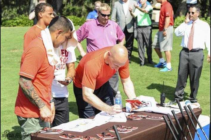 美国国足大巴车静静停靠在TPC锯齿草俱乐部旁，白色的车身上图案鲜明，像是从足球赛场穿越而来的忠实伙伴。