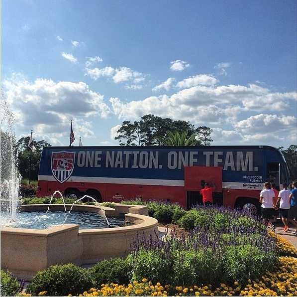 美国国足队员们轻松地走在TPC锯齿草的球道上，三三两两谈笑风生，展现出赛场之下活泼帅气的另一面。