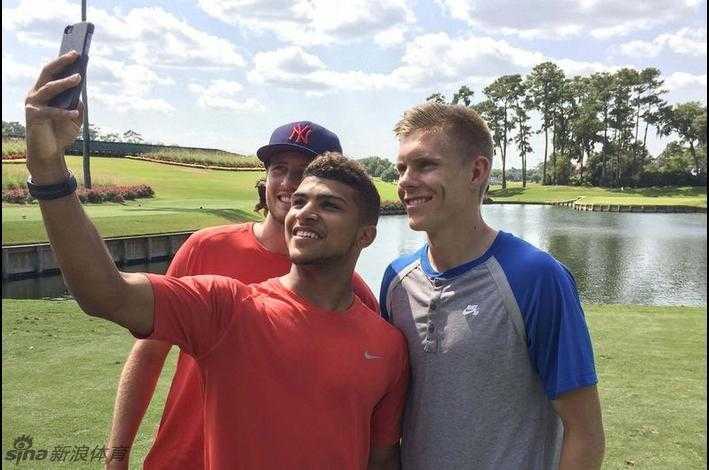 球员们参观冠军更衣室，好奇又尊敬地环顾陈列柜，沉浸在高尔夫历史的荣光之中。