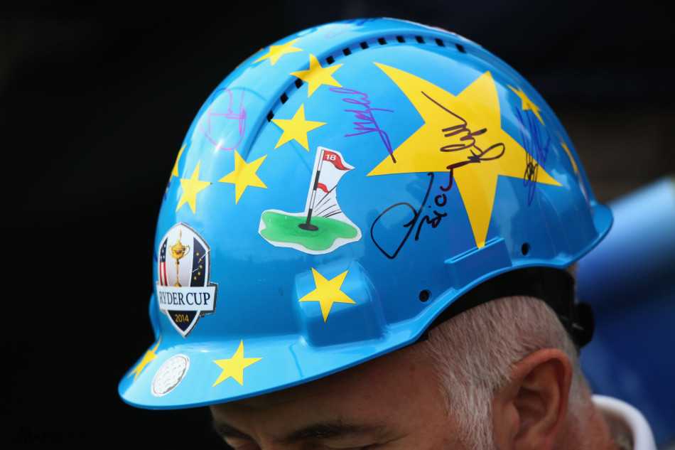 欧洲队全体队员与队长在苏格兰鹰阁球场并肩而立，深蓝色队服映衬着卫冕冠军的坚定眼神。