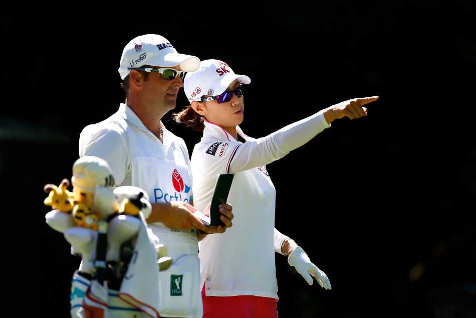 德国球员桑德拉·嘉儿清新亮相，灿烂笑容与球场绿意相映成趣，展现出高尔夫运动阳光活力的一面。