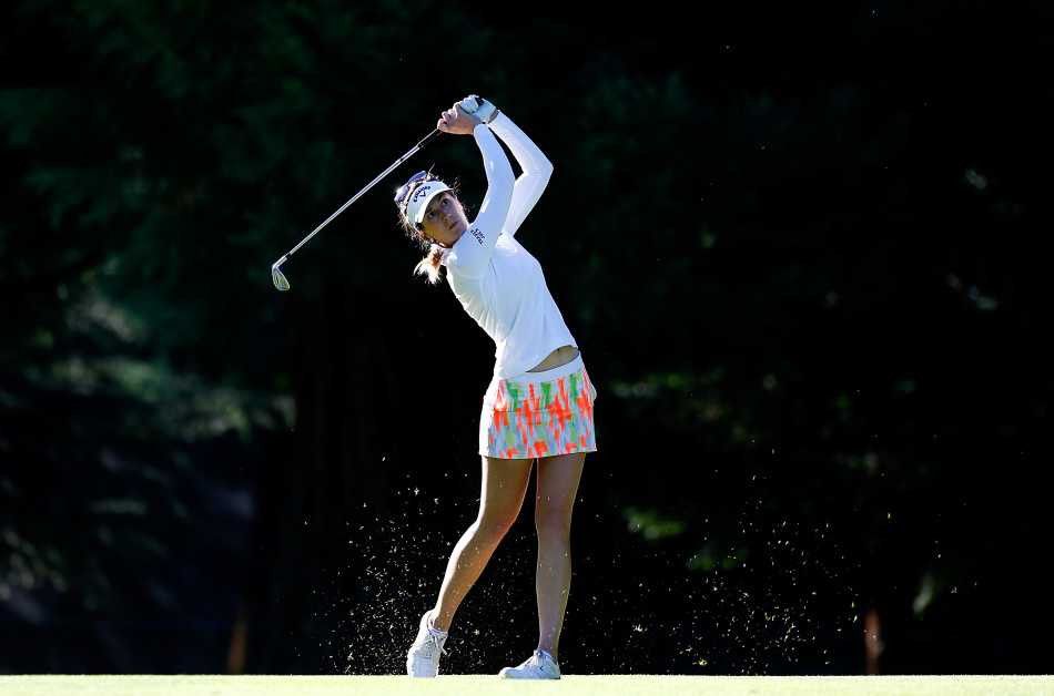 日本球星宫里蓝全神贯注准备推杆，严肃的面部表情下是计算线路与力度的冷静大脑。