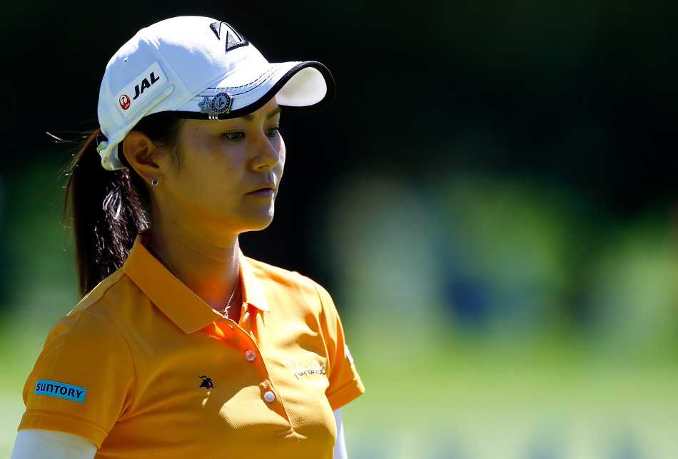 日巡赛传奇李知姬挥杆姿态沉稳有力，彰显其丰富大赛经验与对胜利的执着信念。