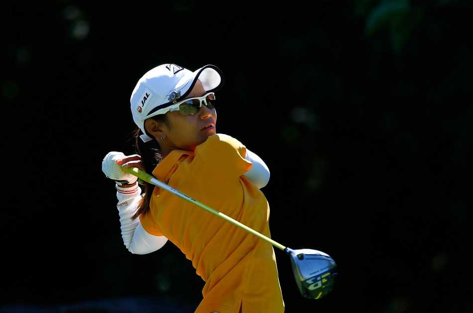 金寅敬在关键推杆进洞后确立领先优势，握拳庆祝，释放着压力与喜悦交织的激动心情。